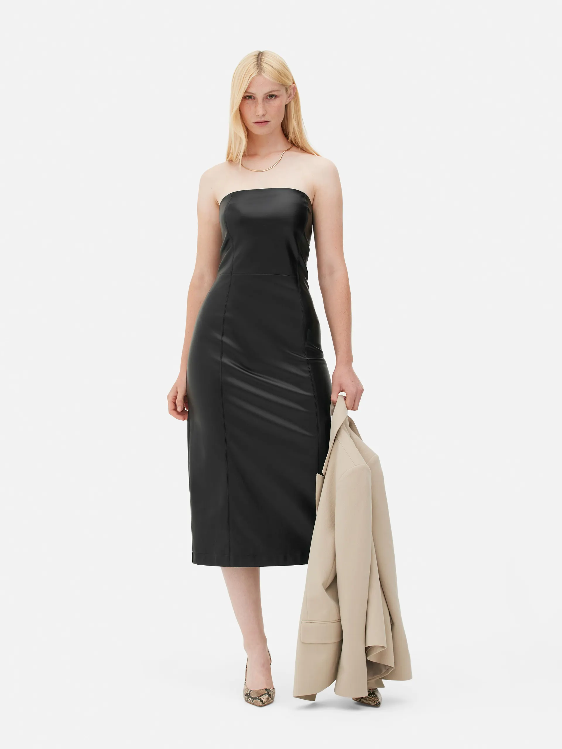 Vestido midi sin tirantes de piel sintética