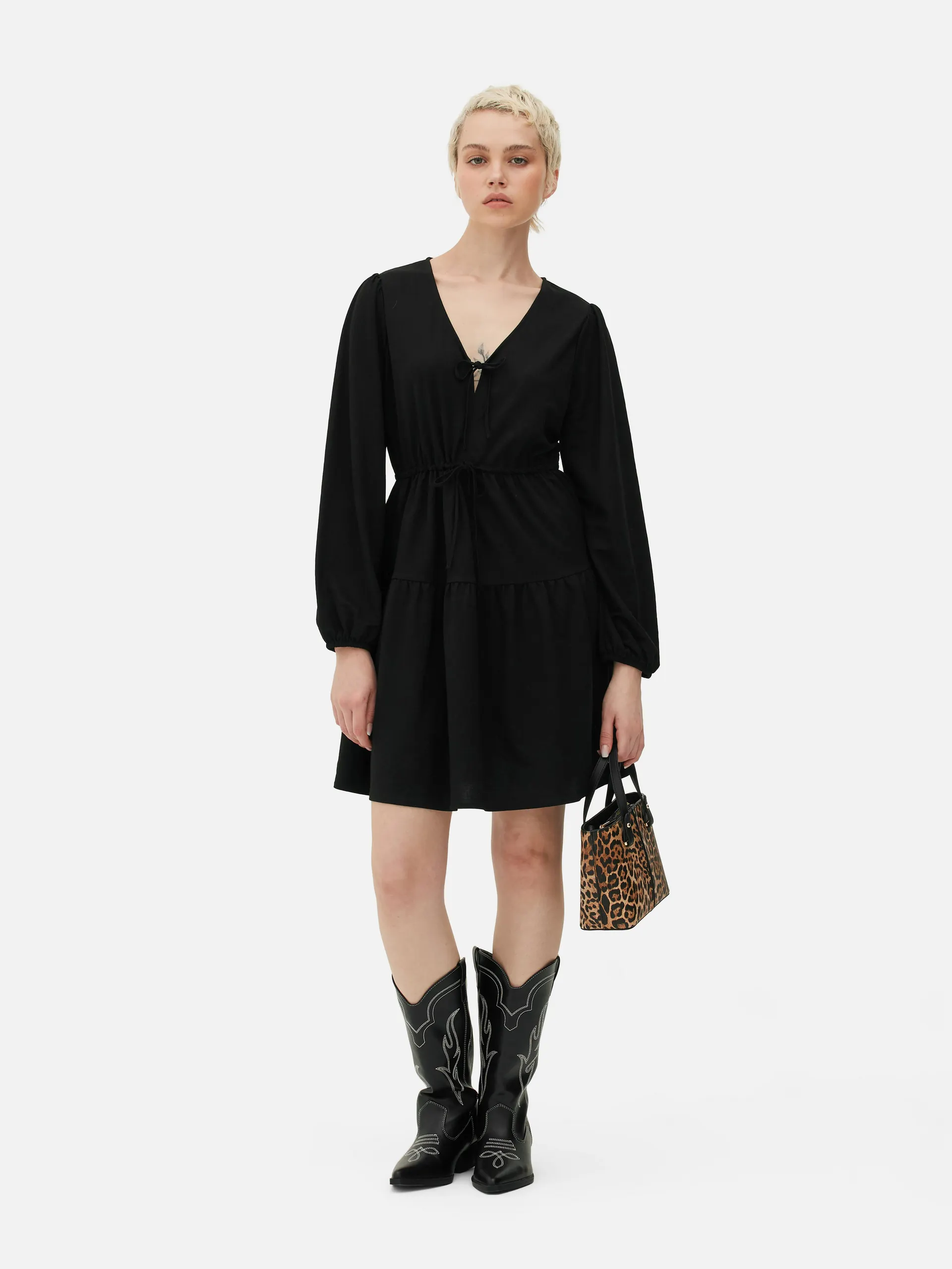 Vestido corto con vuelo, cuello de pico y lazada