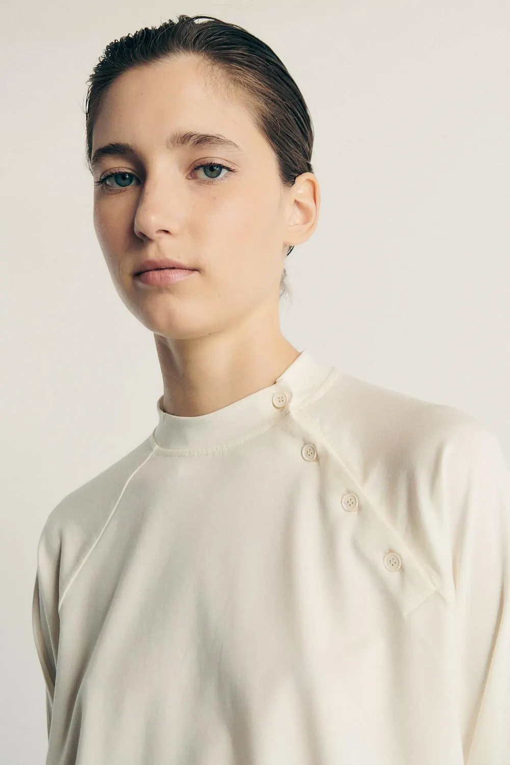 Camiseta de punto y escote asimétrico abierto