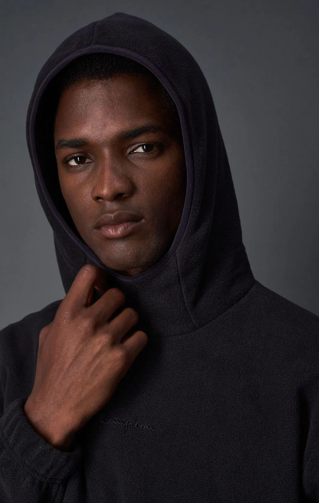 Sudadera polar con capucha y logotipo