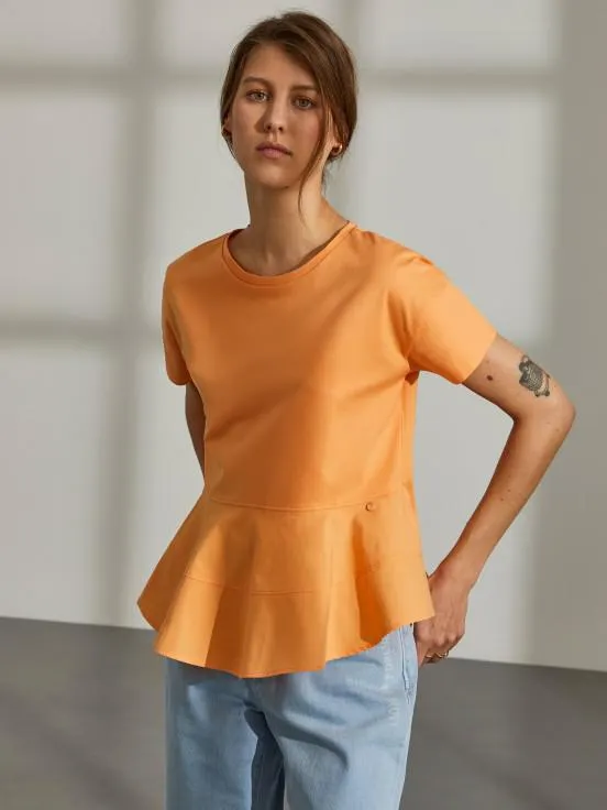 Camiseta para mujer fluida con cuello redondo y volante