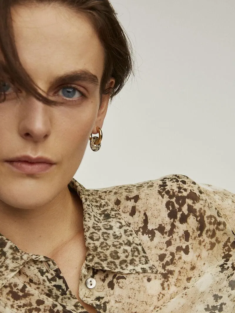 Pendientes de aro mediano de plata 925 bañada en oro amarillo de 18K con jaspe dálmata