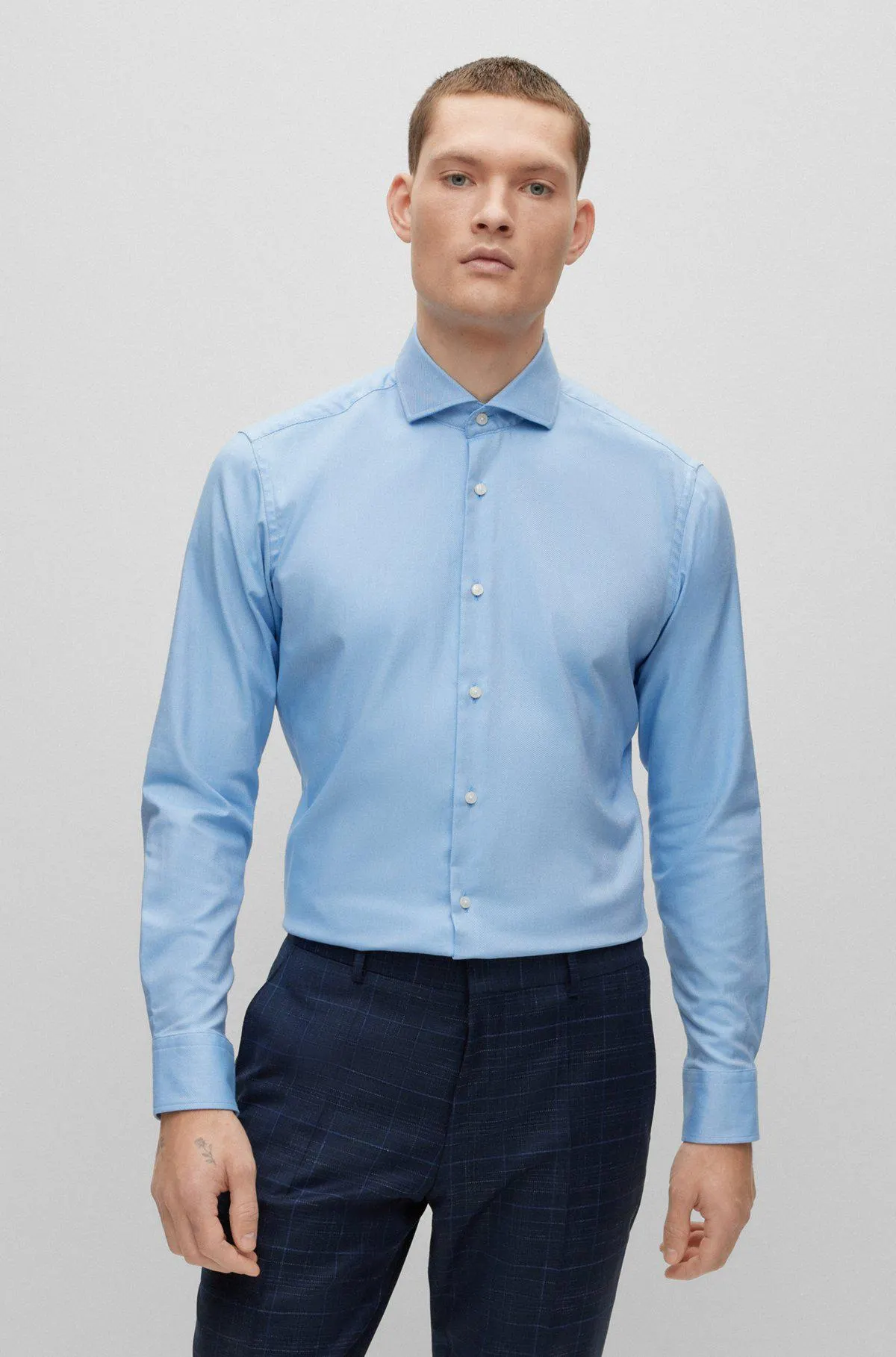 Camisa regular fit en sarga de algodón elástico de planchado fácil