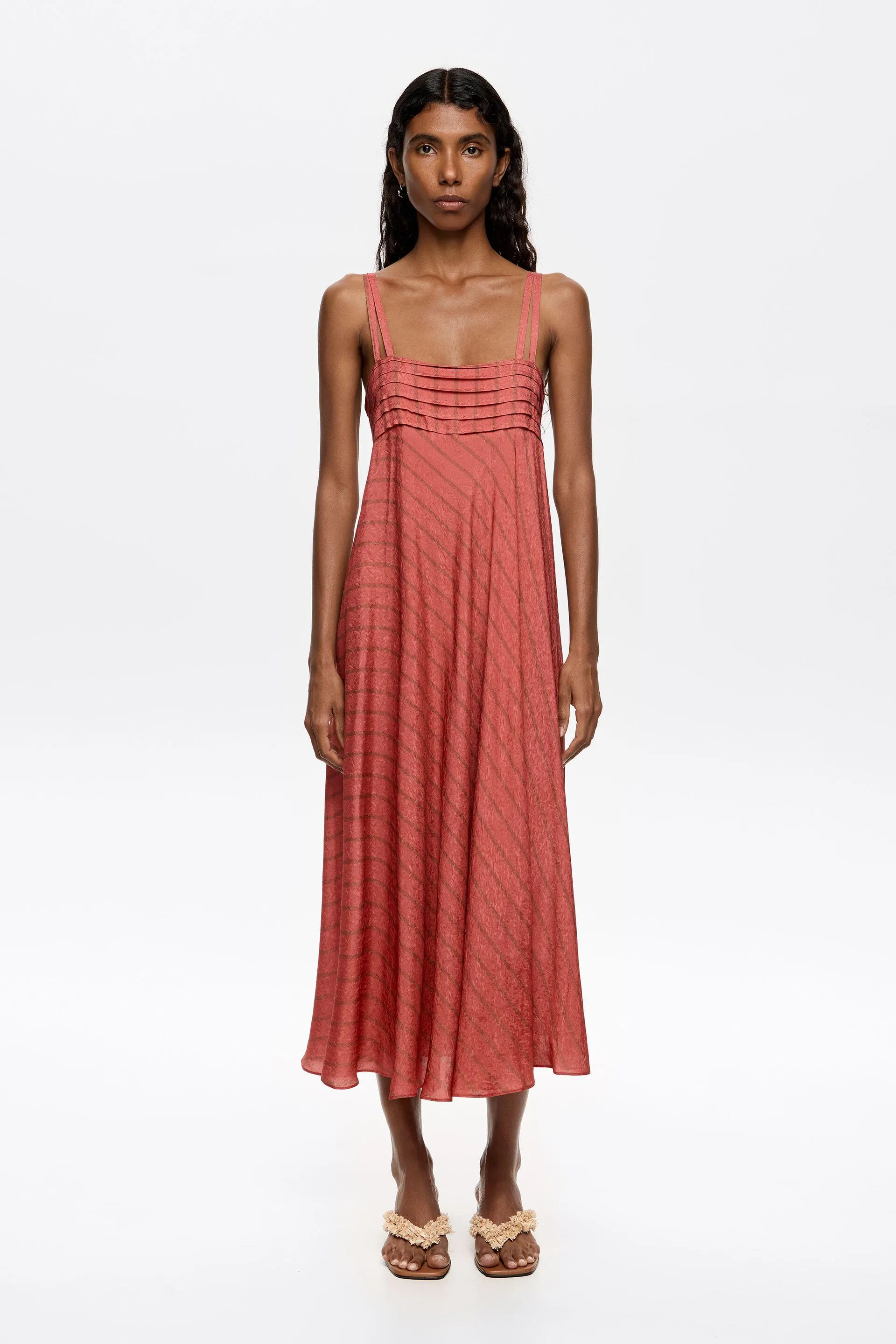 Vestido tirantes con vuelo coral