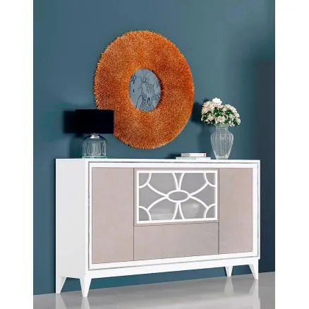 Aparador en blanco poro y gris nude con llamativas decoraciones