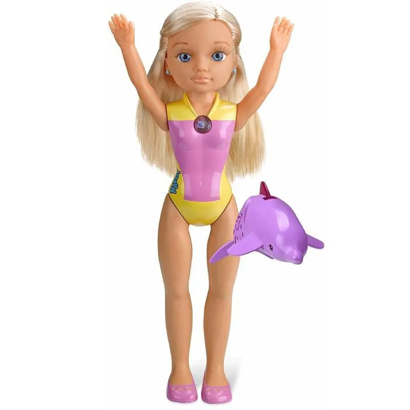 NANCY NADANDO ENTRE DELFINES