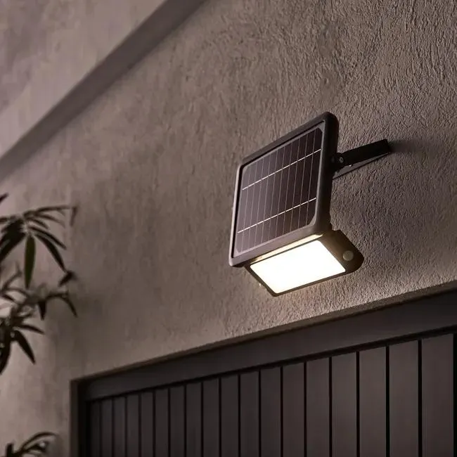 Proyector solar LED INSPIRE Zuzo 1200lm blanco neutro IP44