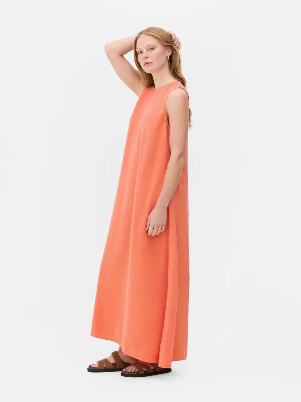 Vestido midi sin mangas de The Edit