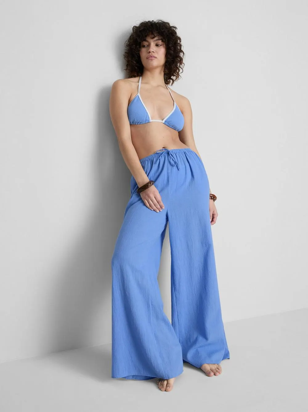 Top de bikini triangular con vivo en contraste