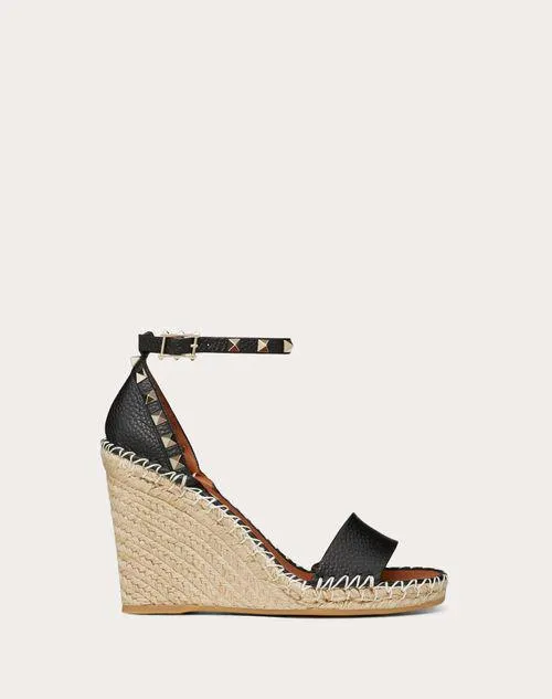 SANDALIAS DE CUÑA ROCKSTUD DOUBLE DE PIEL DE BECERRO GRANULADA CON TACÓN DE 105 MM
