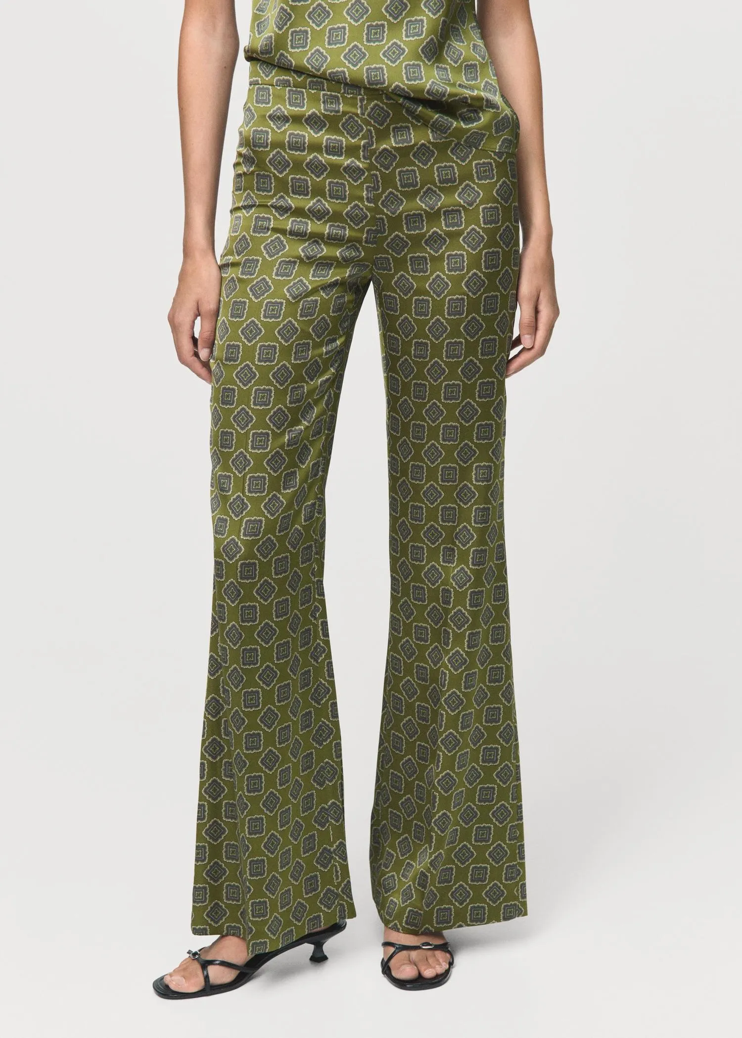 Pantalón satinado estampado geométrico