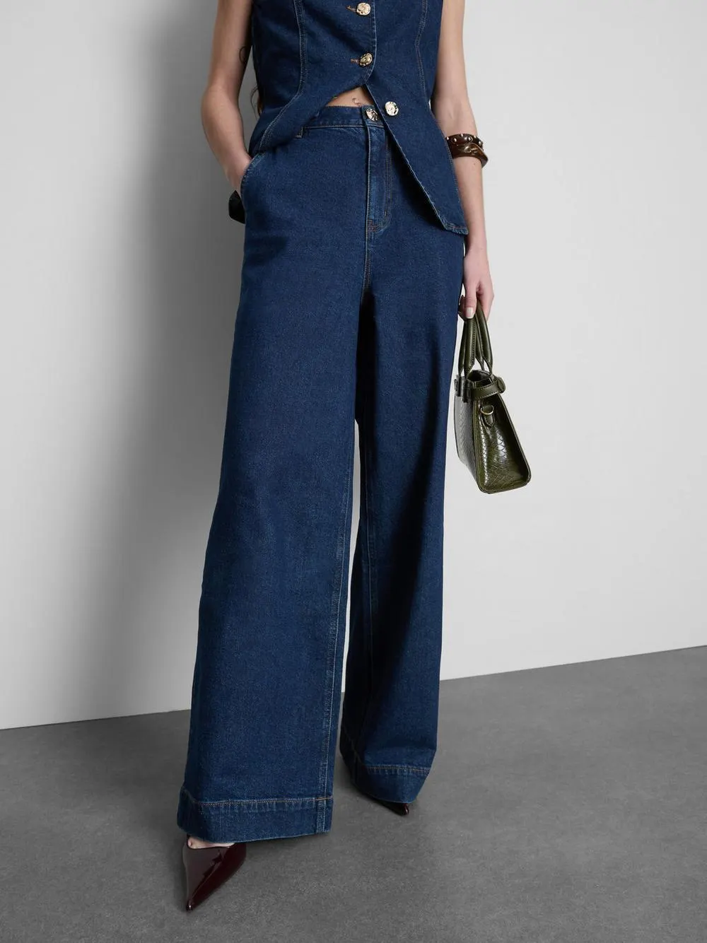 Vaqueros de pernera ancha con bajo ancho