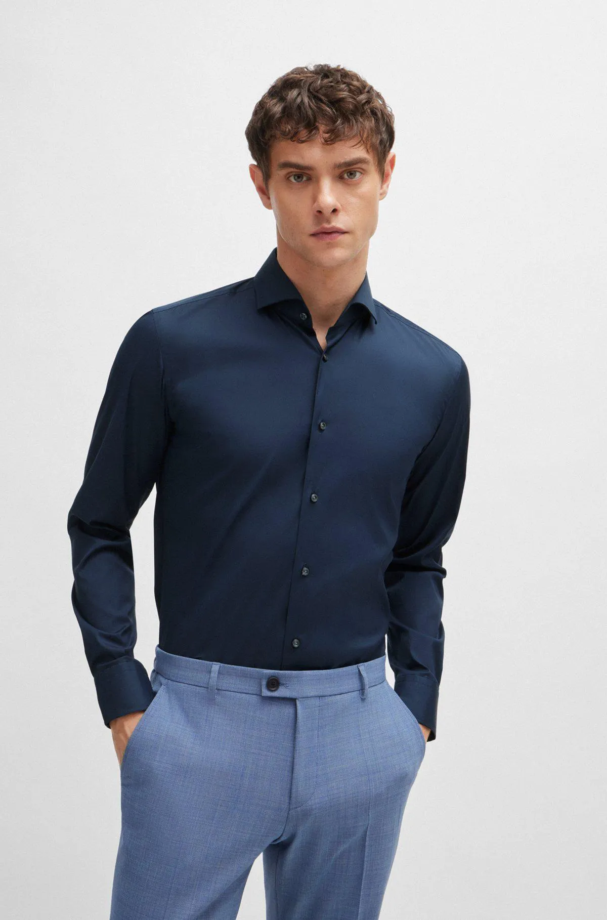 Camisa slim fit de popelín de algodón de planchado fácil