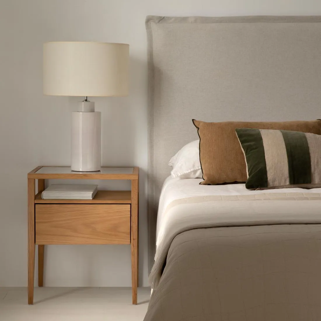 Mesita de noche de chapa de roble 1 cajón