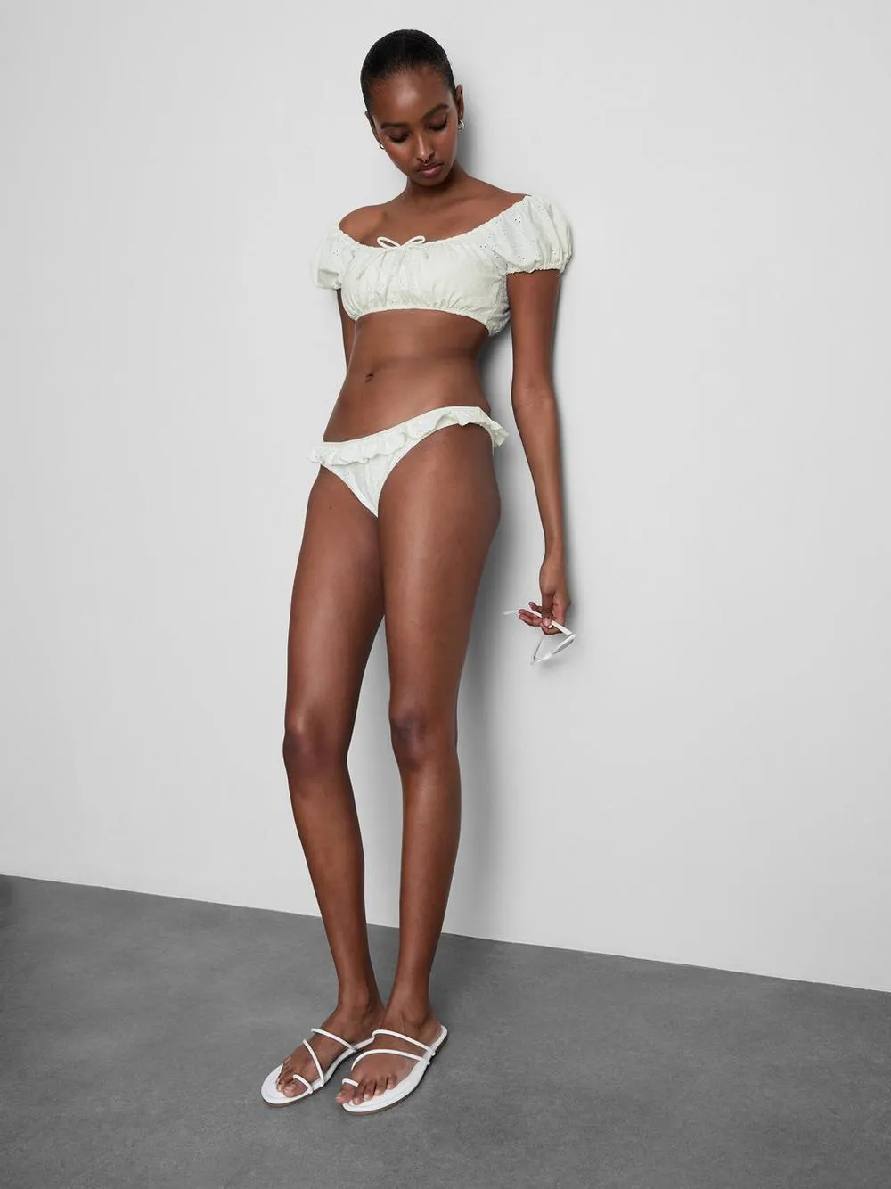 Braguita de bikini con volantes y bordados