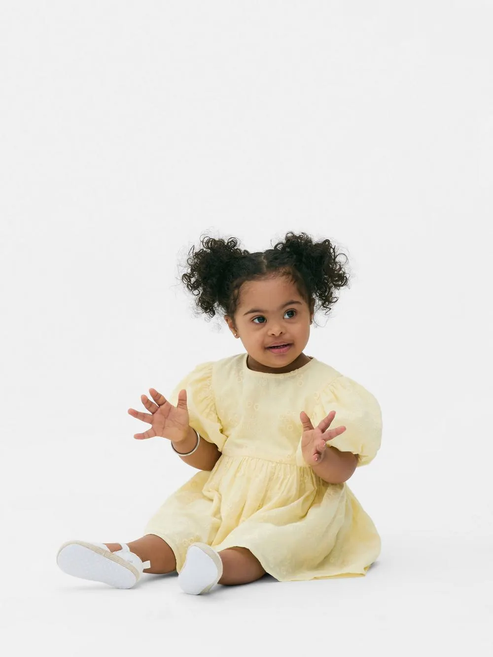 Vestido con volantes manga abullonada y bordado