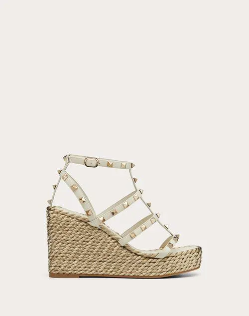 SANDALIAS DE CUÑA ROCKSTUD DE PIEL DE BECERRO CON TIRAS Y TACÓN DE 95 MM