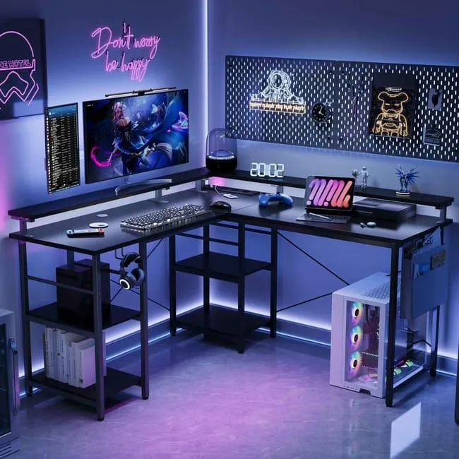 Escritorio Gaming en L con luces LED, estantes, soporte para monitor y enchufe, reversible, perfecto para oficina o casa, gris.