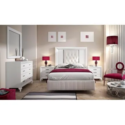 Elegante dormitorio de matrimonio con cabecero tapizado.