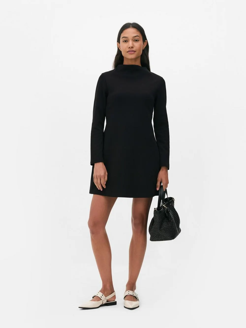 Vestido corto de manga larga con cuello alto