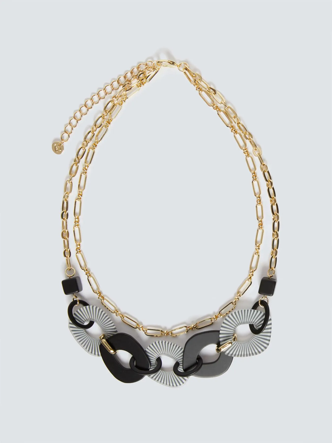 Collar con colgantes estampados