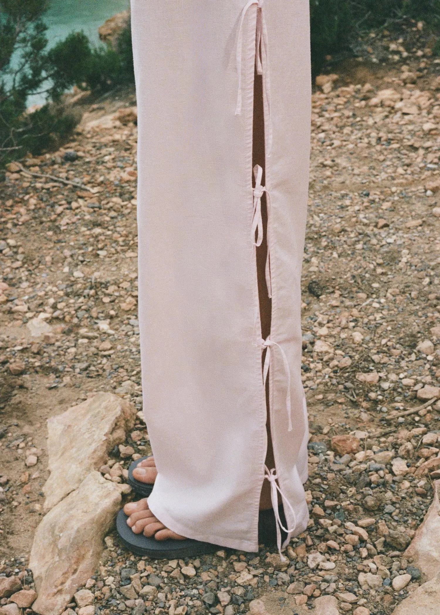 Pantalón recto aberturas lazos