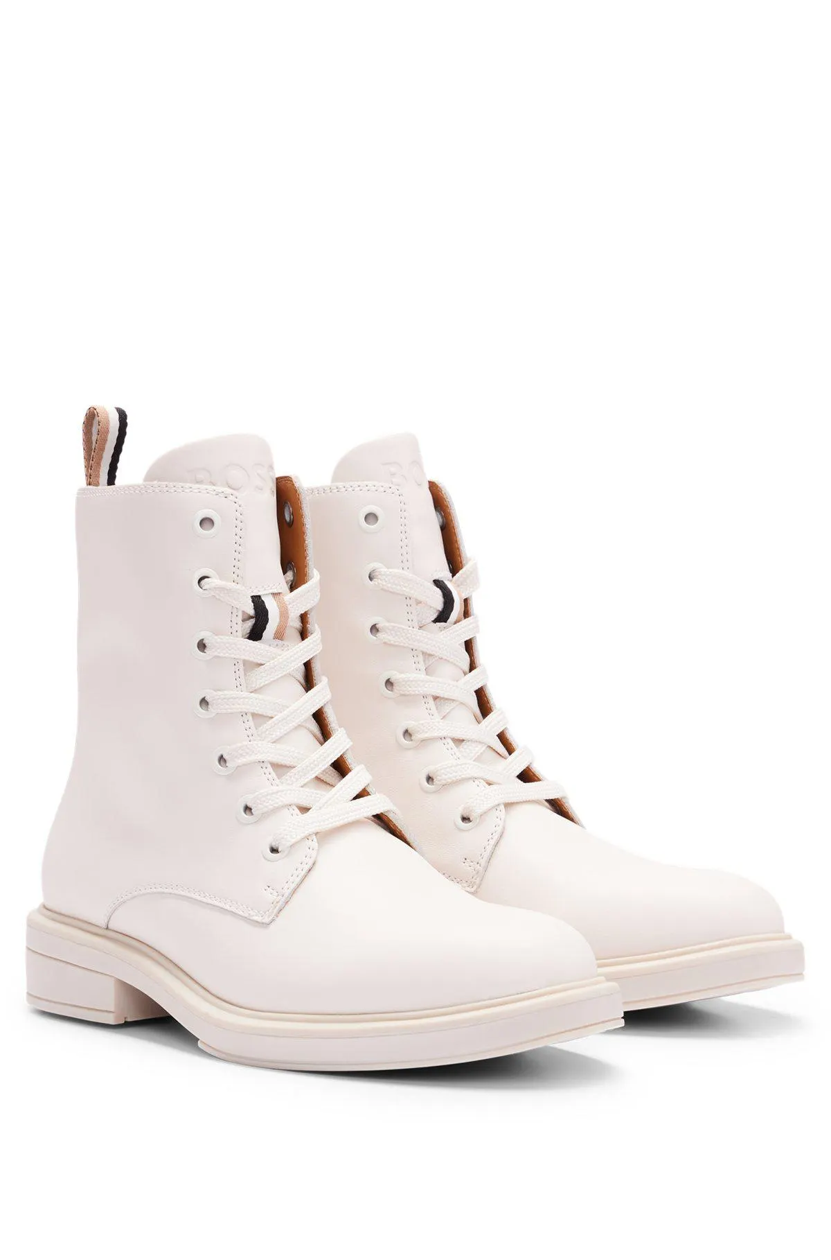 Botines de piel con cordones y detalle de la marca