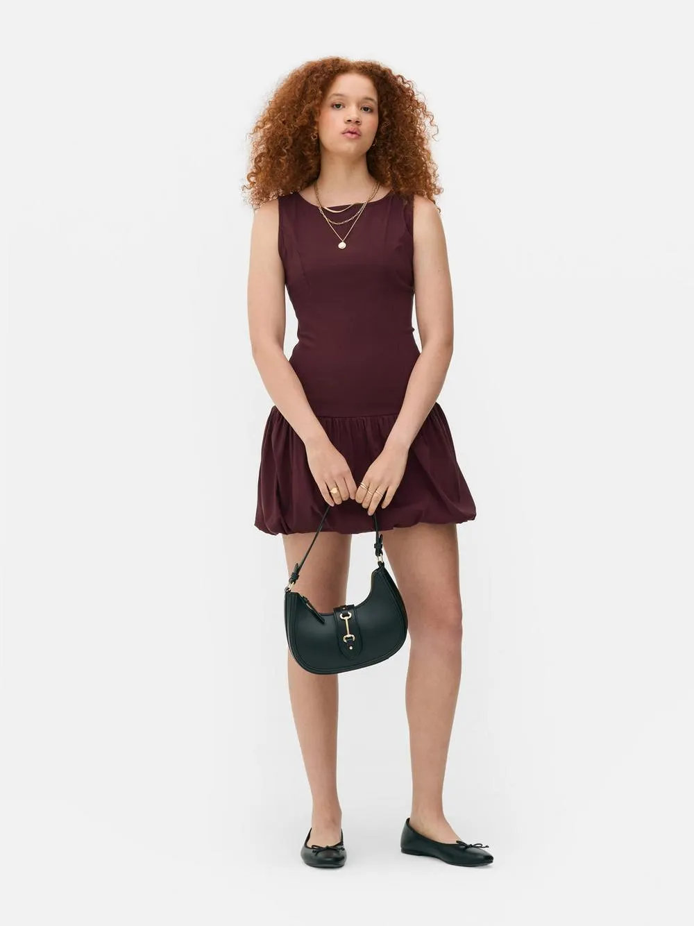 Vestido corto con bajo abullonado