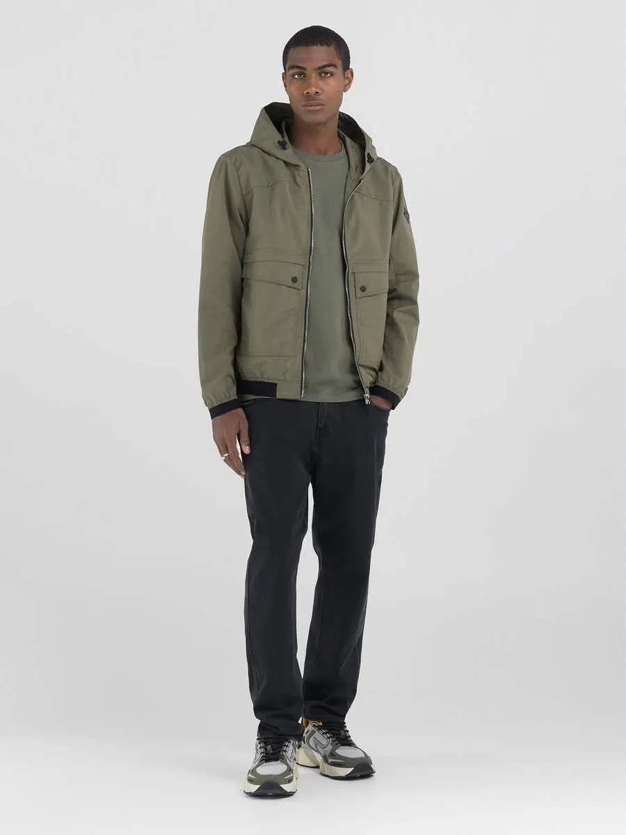 Cazadora corta con capucha