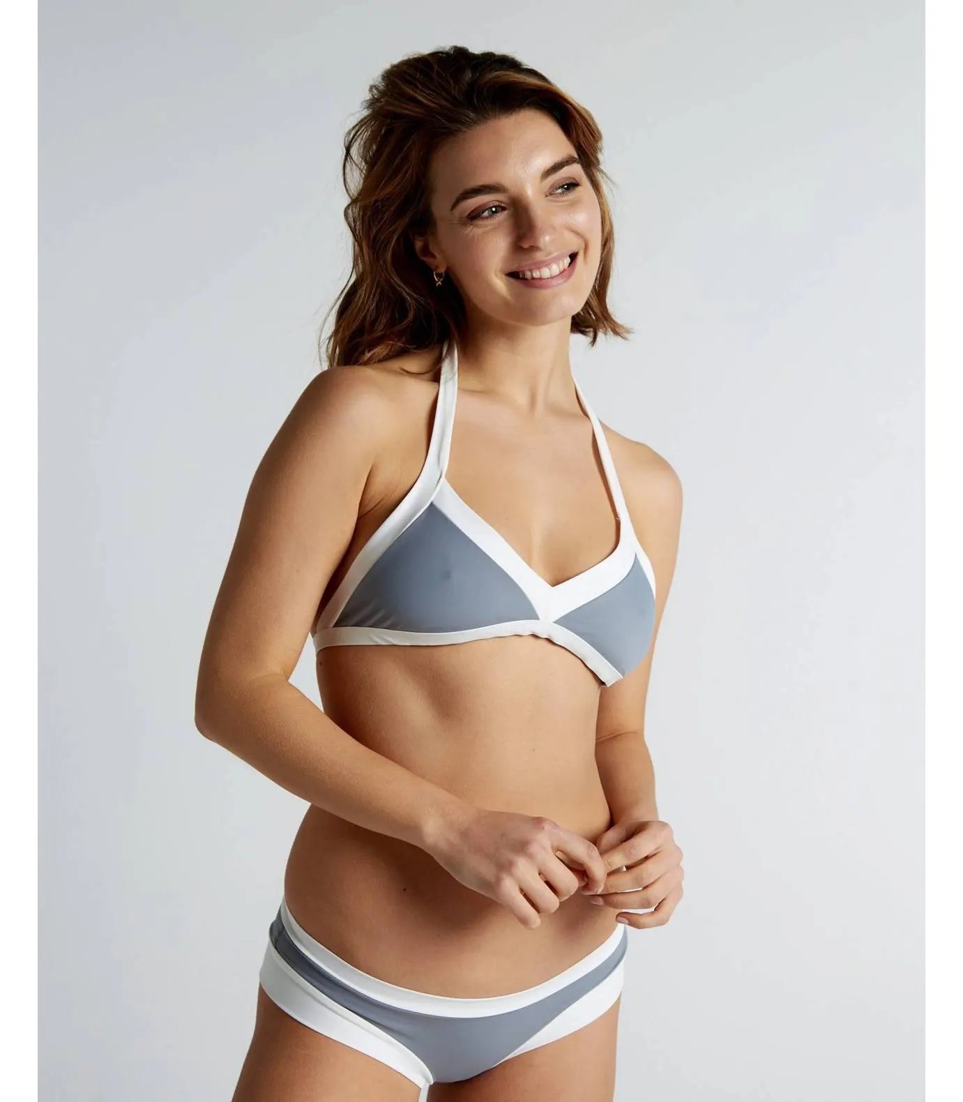 Bikini top cuello con vivos a contraste color gris