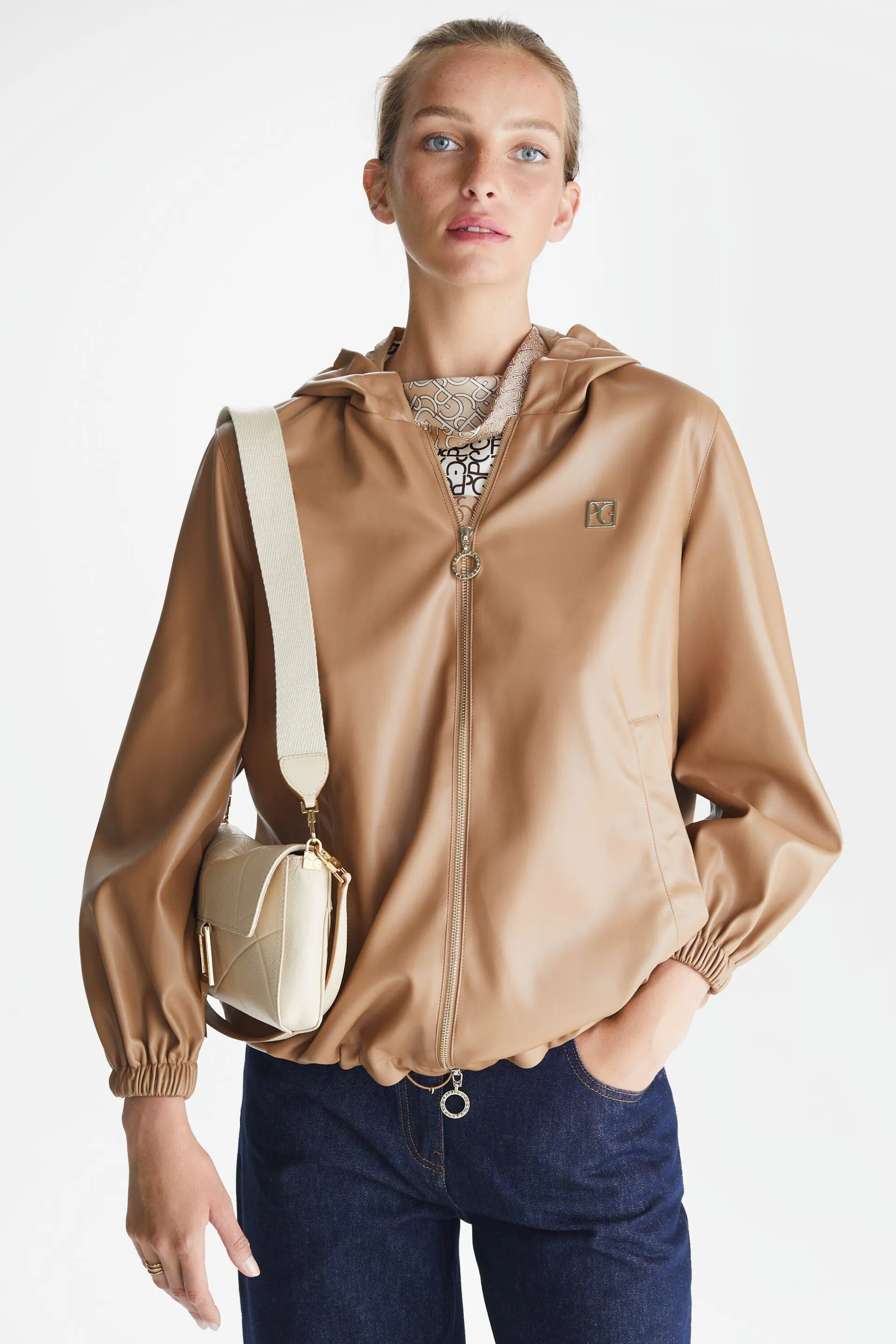 Cazadora bomber ecopiel con capucha