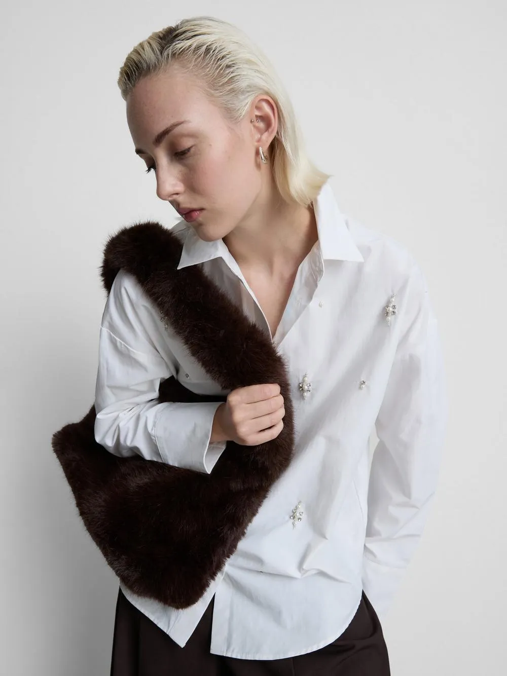 Camisa adornada con perlas sintéticas