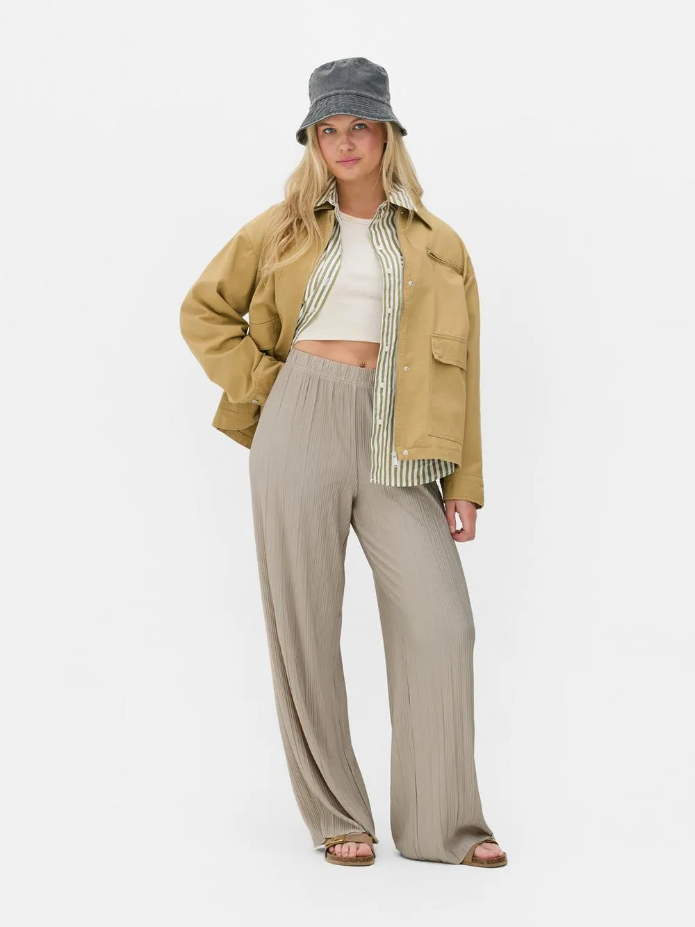 Pantalones plisados de pernera ancha