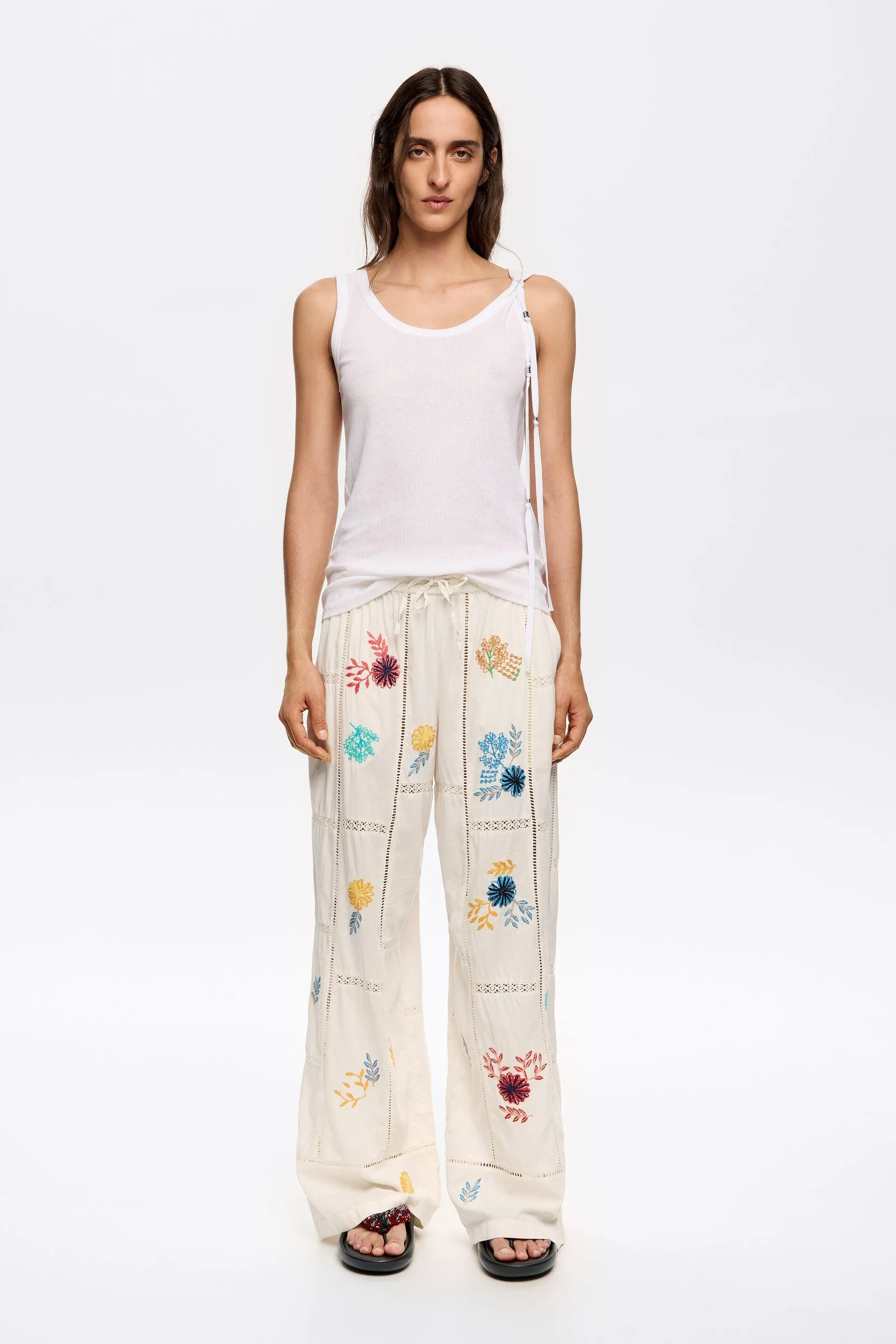 Pantalón jogger bordados multicolor crema