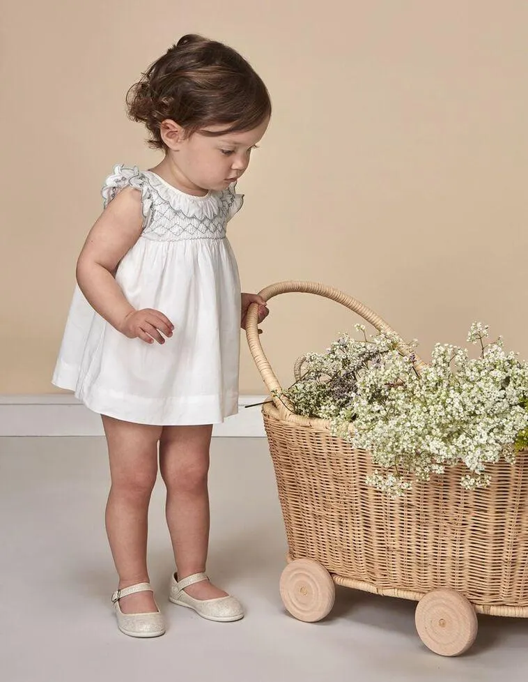 Vestido nido de abeja y bordados blanco