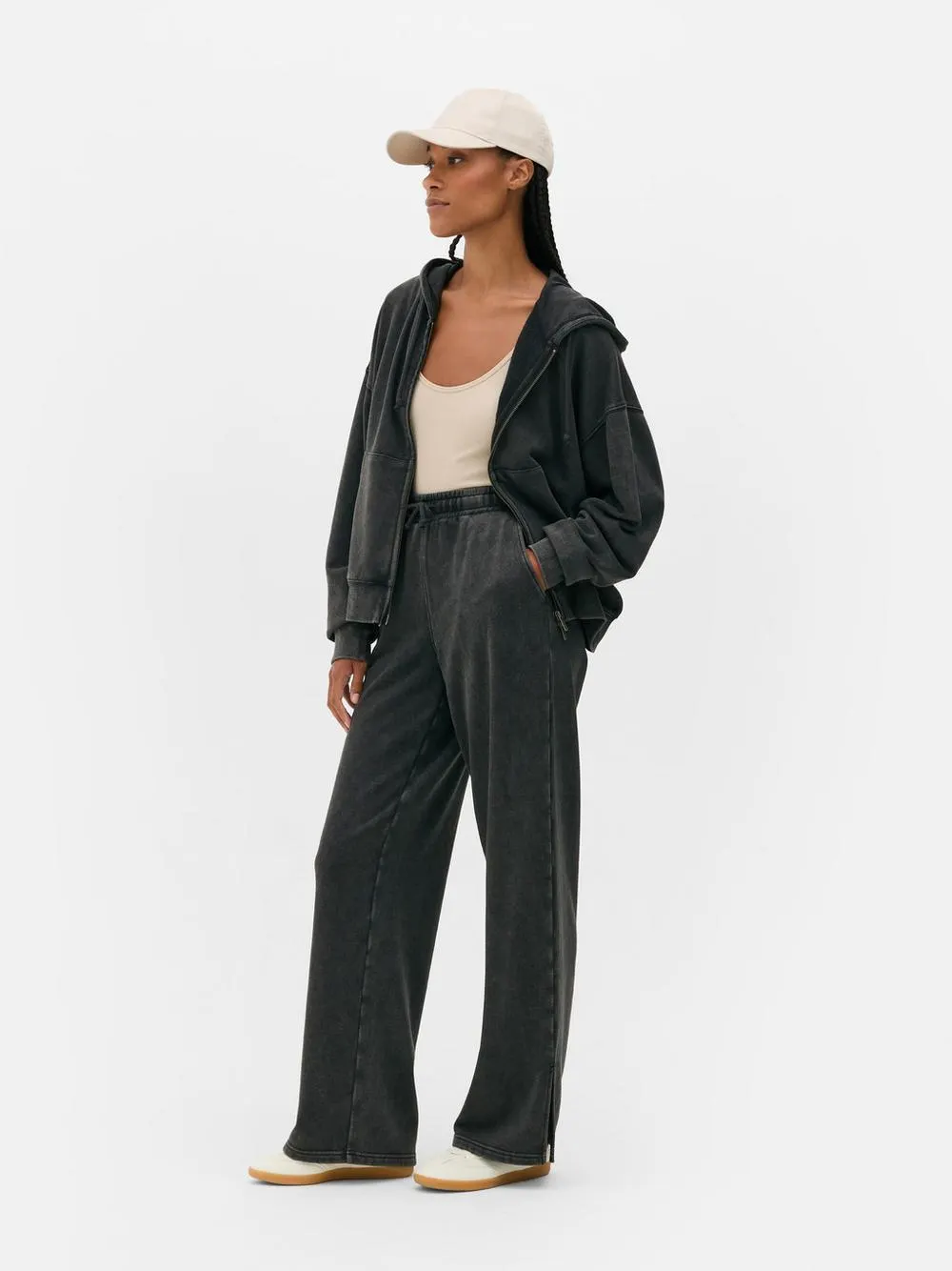 Pantaloni da tuta lavaggio acido e spacco sull'orlo