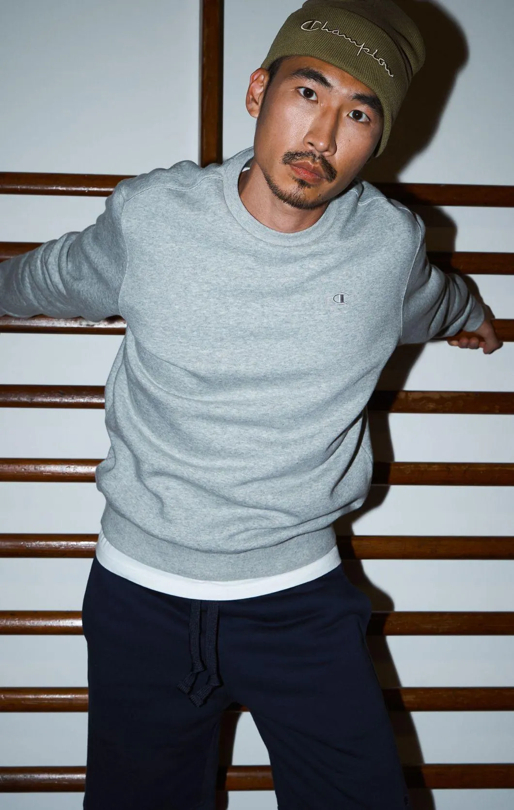 Gorro con logotipo de texto bordado