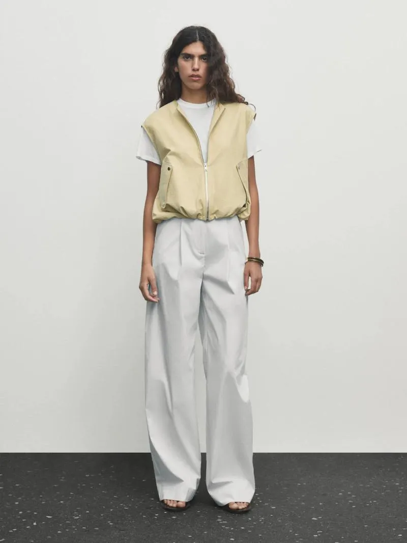 Objemná vesta s kapsami na patenty