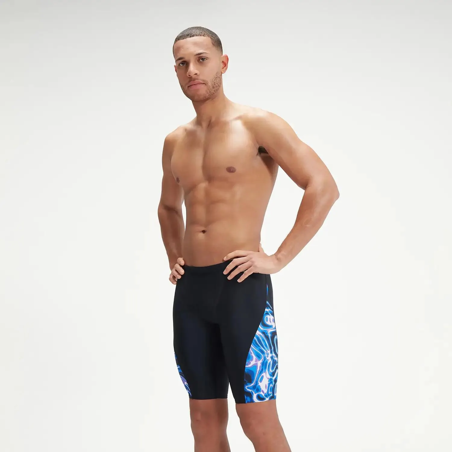 Bañador entallado de corte en V con estampado integral para hombre, negro/azul