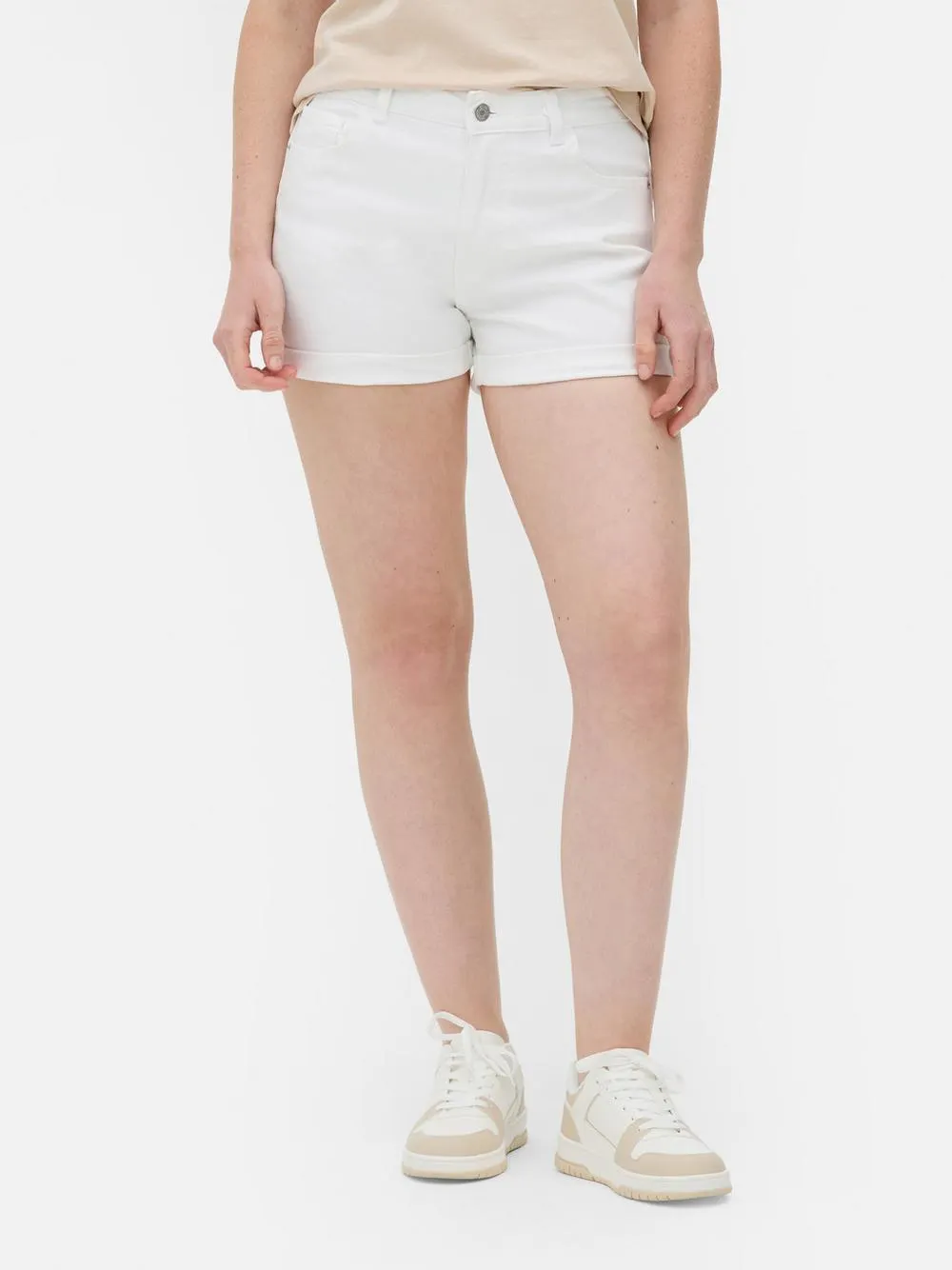 Pantalones cortos vaqueros con bajos vueltos