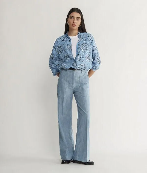 Pantalón vaquero con bolsillos aplicados