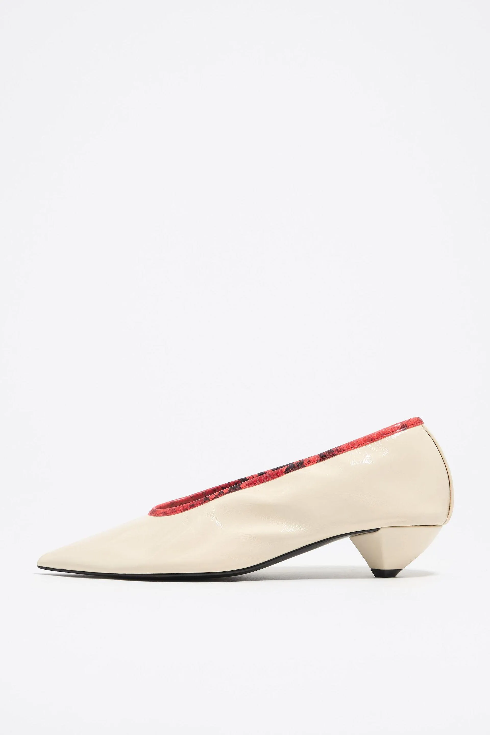 Salón tacón bajo piel blanca