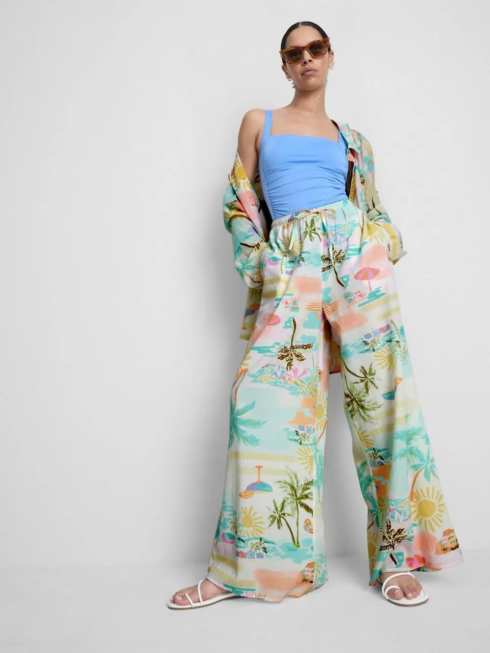 Pantalones playeros de pernera ancha estampados