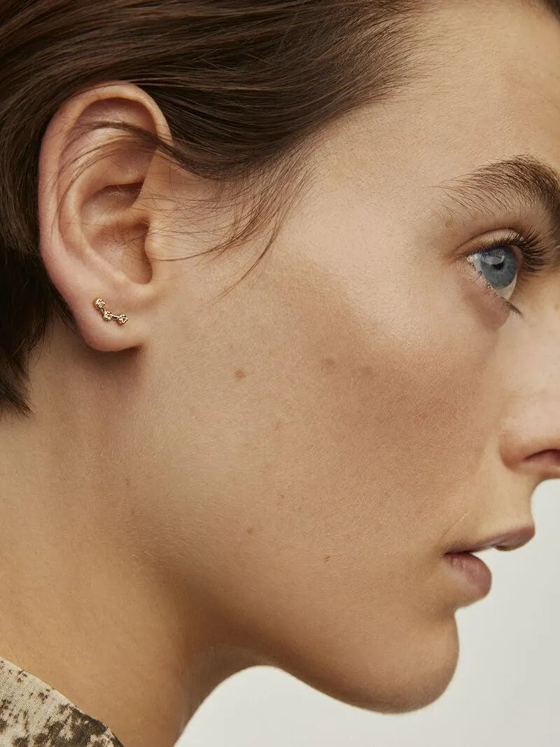 Pendiente individual trepador de plata 925 bañada en oro amarillo de 18K con topacios blancos