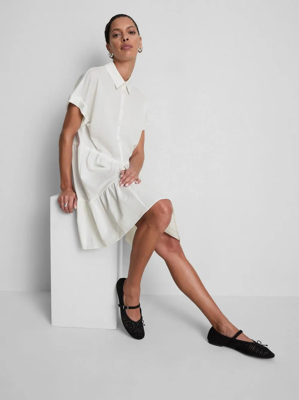 Vestido corto a capas con manga corta