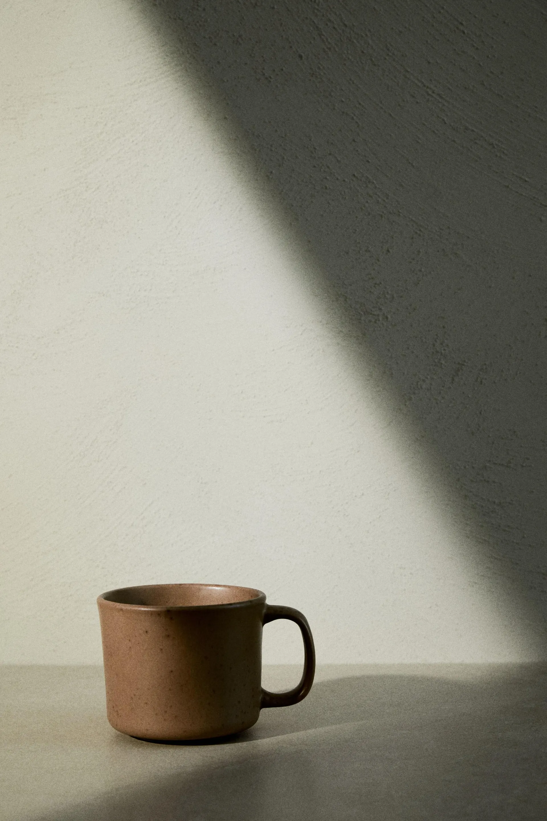 Taza de gres con esmalte reactivo