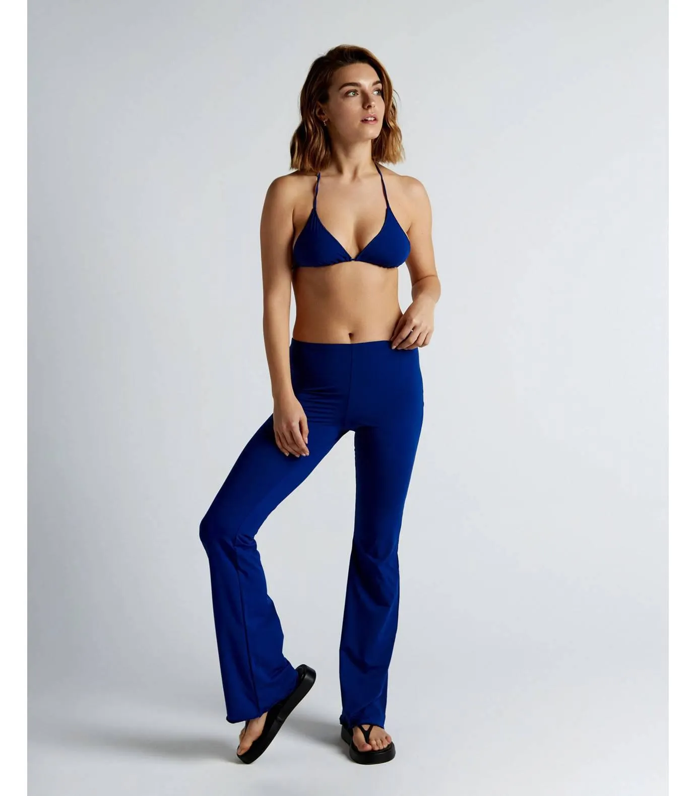 Pantalón largo con bajo acampanado color marino