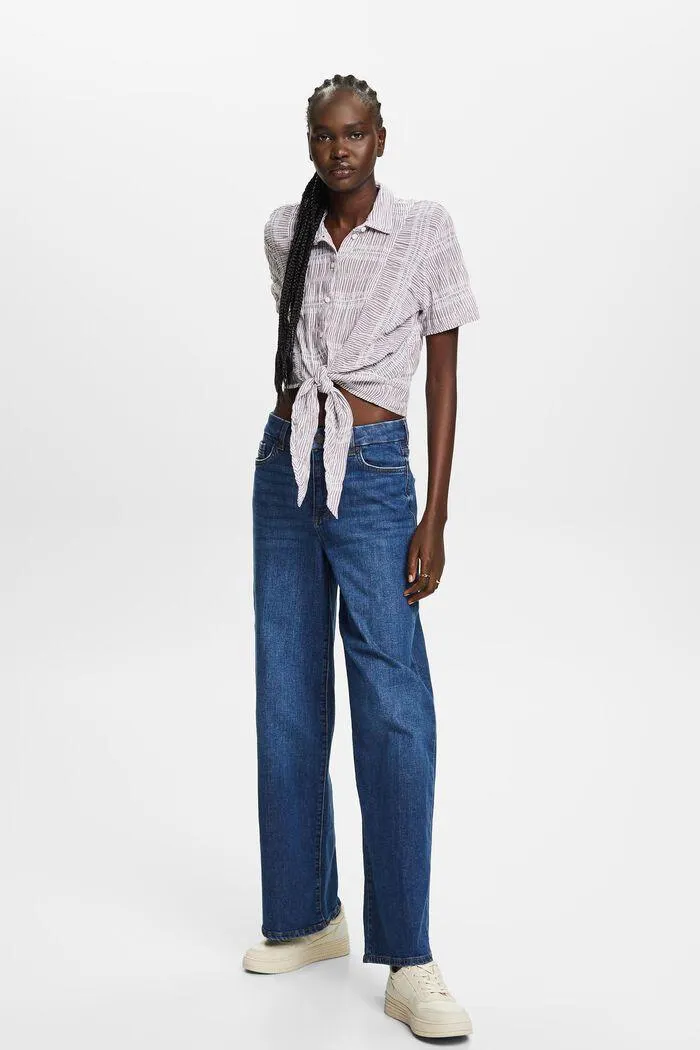 Camisa corta con detalle anudado