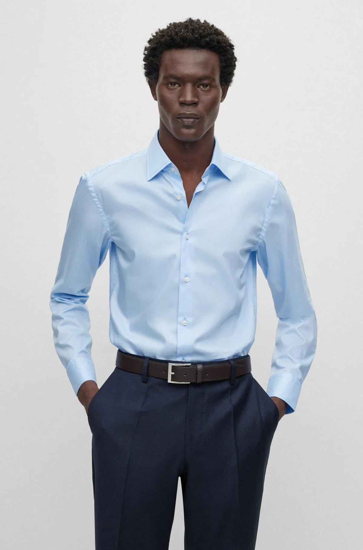 Camisa slim fit de popelín de algodón de planchado fácil