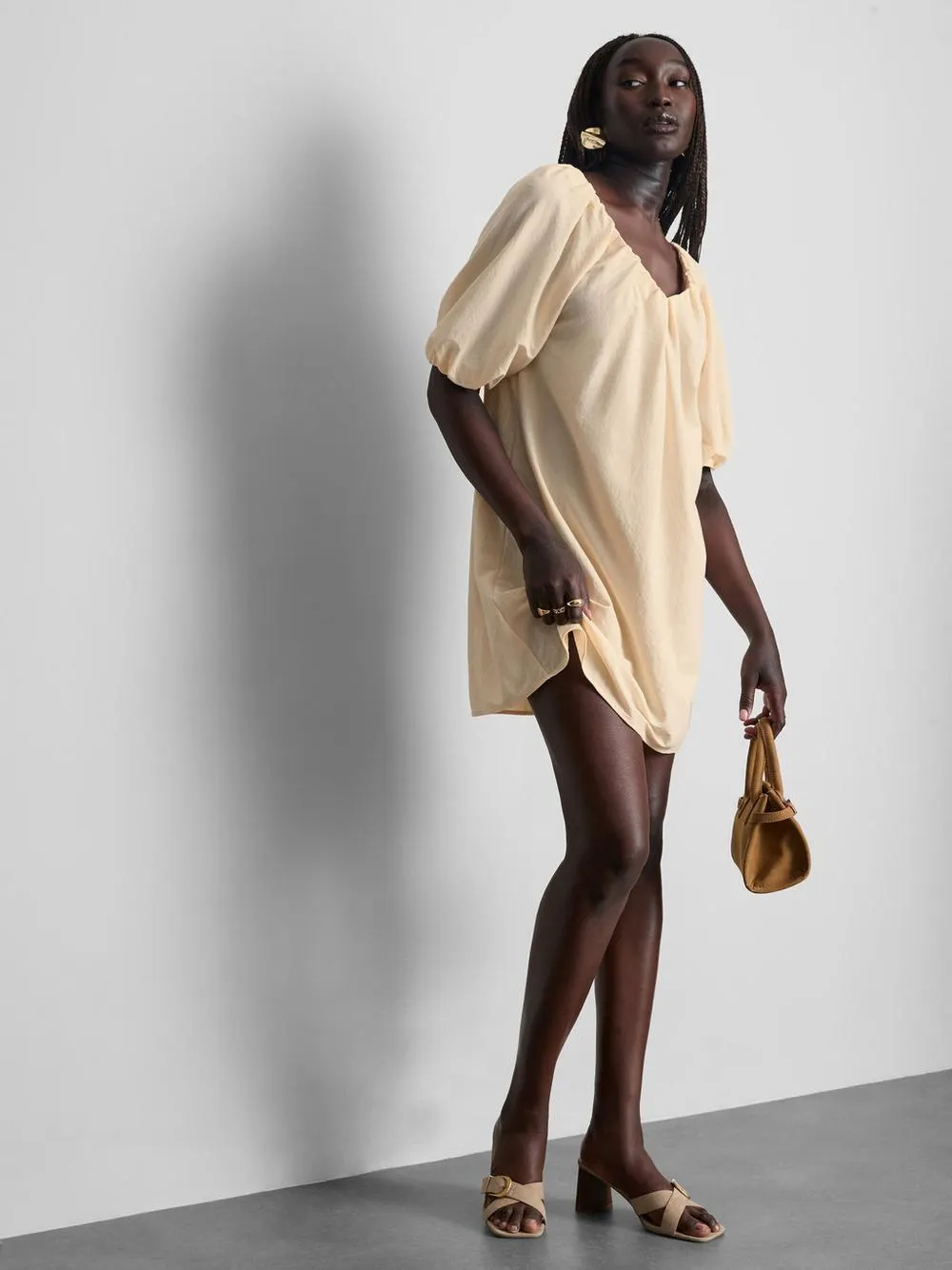 Vestido corto con vuelo y mangas abombadas